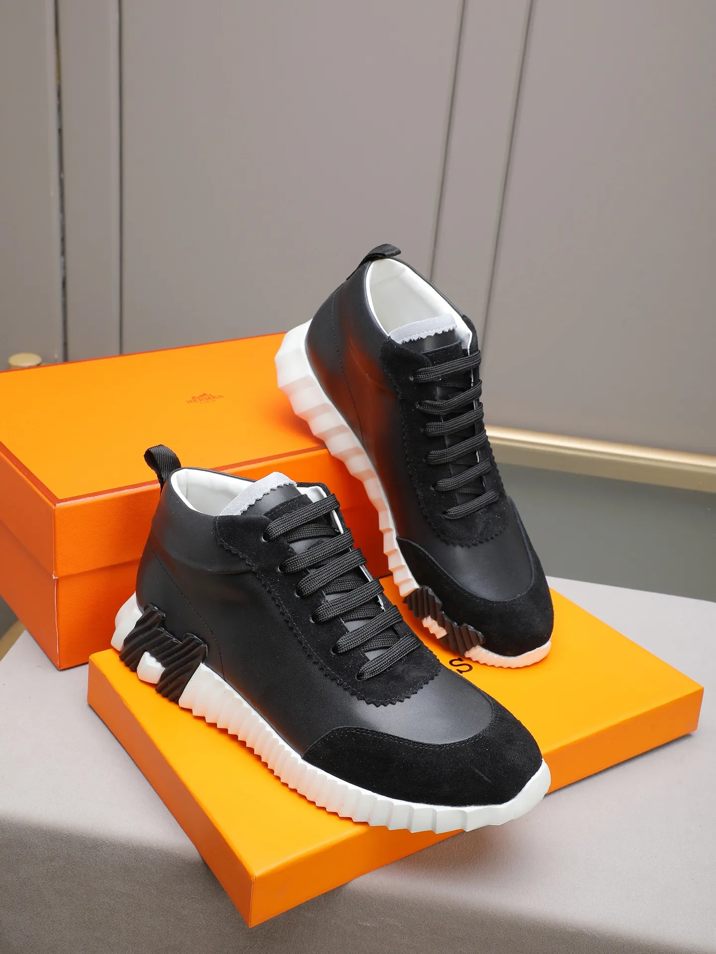 PPP460 (Hermes high-top men's shoes)🆕Men's sports shoes, decorated with textured calfskin details. Spliced ​​with original cowhide, this shoe draws inspiration from the equestrian world, integrating technical details and practical functions. Breathable sheep lining, original combination outsole, high-end quality, and every detail is perfectly combined! Size: 38-44 (45 can be customized)